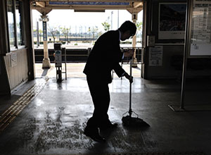 お掃除をしている駅員さんの画像